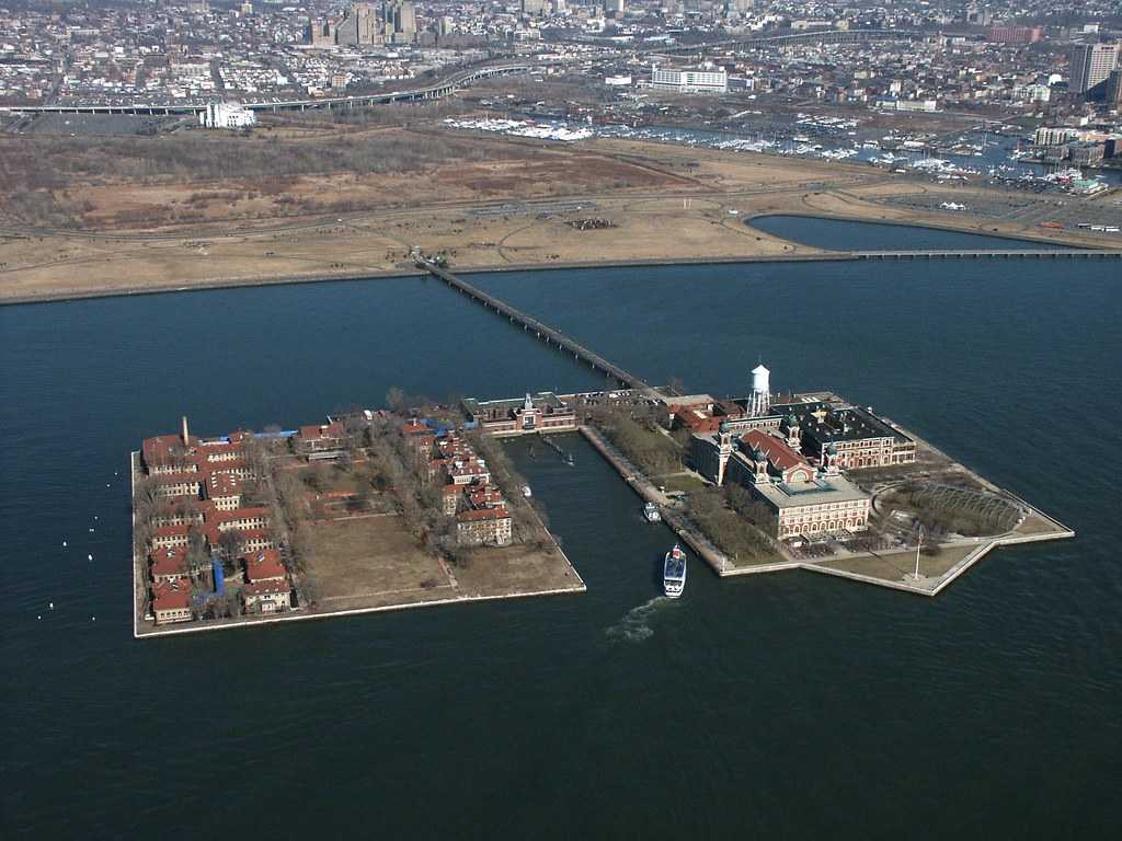 Ellis island. Остров Эллис Нью Йорк. Эллис США. Остров Элис Айленд музей. Порт Нью Йорка остров Элис.