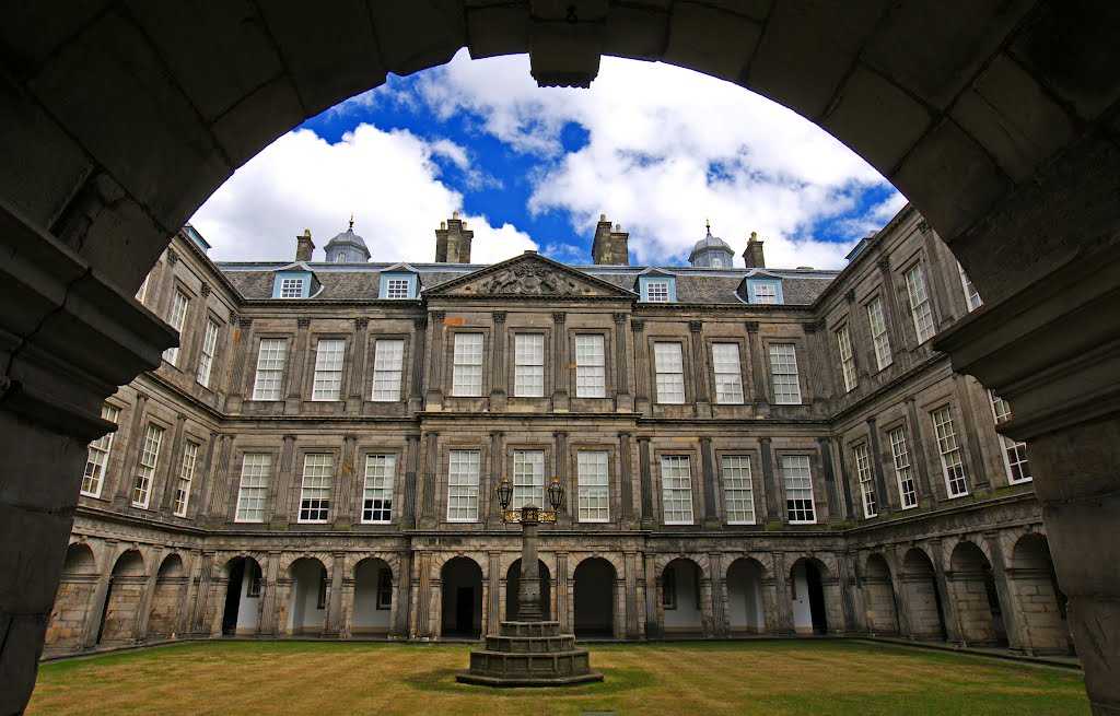 When the castle. Дворец Холирудхаус Шотландия. Королевский дворец Холируд. Holyrood Palace Edinburgh. Холирудский дворец в Эдинбу́рге.