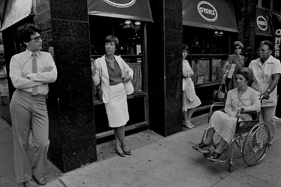 Уличные фотографии, на которых запечатлена жизнь обитателей нью-йорка в 1980-е годы