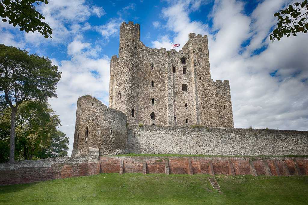 Out castle. Английский замок Рочестер. Рочестер (Кент). Рочестерский замок Осада. Замок Томас Рочестер.