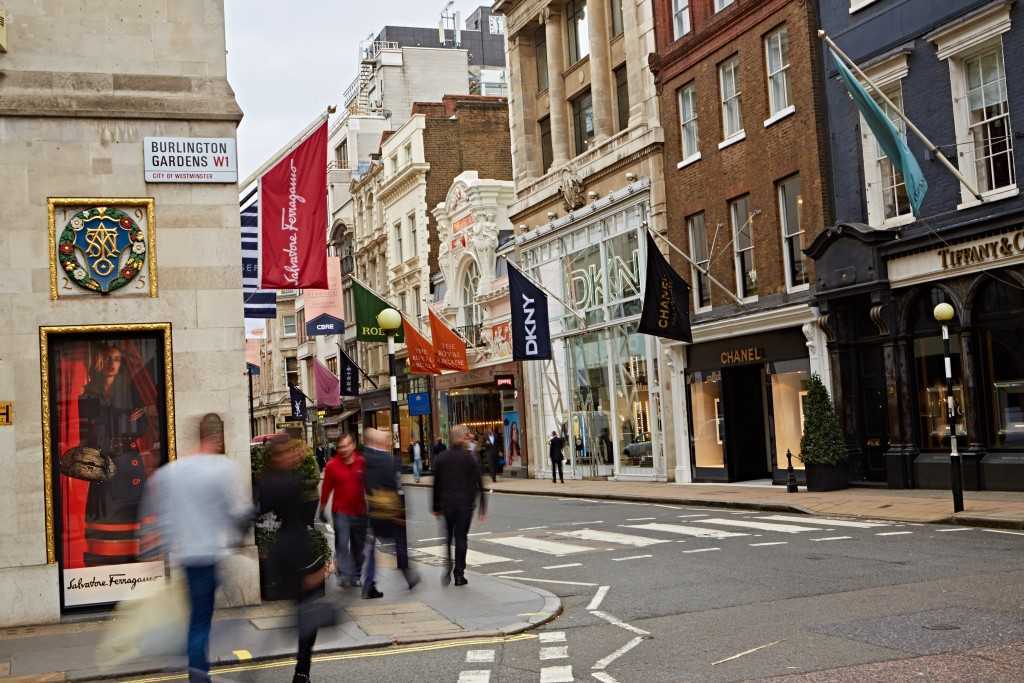 Улица момент. Bond Street Лондон. Бонд стрит улица. Грин стрит 19 улица в Лондоне. Шанхай Бонд стрит.