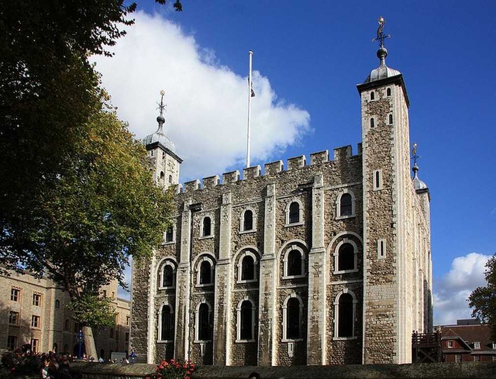 Тауэр 3. Лондонский Тауэр. Замок Лондонский Тауэр вороны. The Tower of London в 1066 году. Казармы Ватерлоо Тауэр.