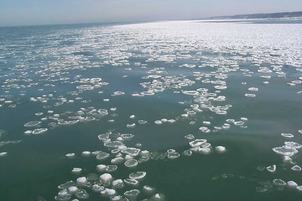 Погода на озере вода. Ледяные шары на озере Мичиган. Озеро Мичиган лед. Озеро Мичиган Иллинойс. Проблема мичиганских озер.