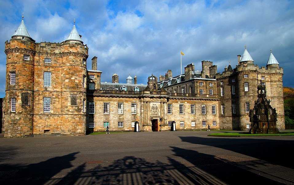 Коронованный город. Холирудский дворец Эдинбург. Дворец Холирудхаус Шотландия. Эдинбург дворец Холируд Шотландия. Holyrood Palace в Шотландии.