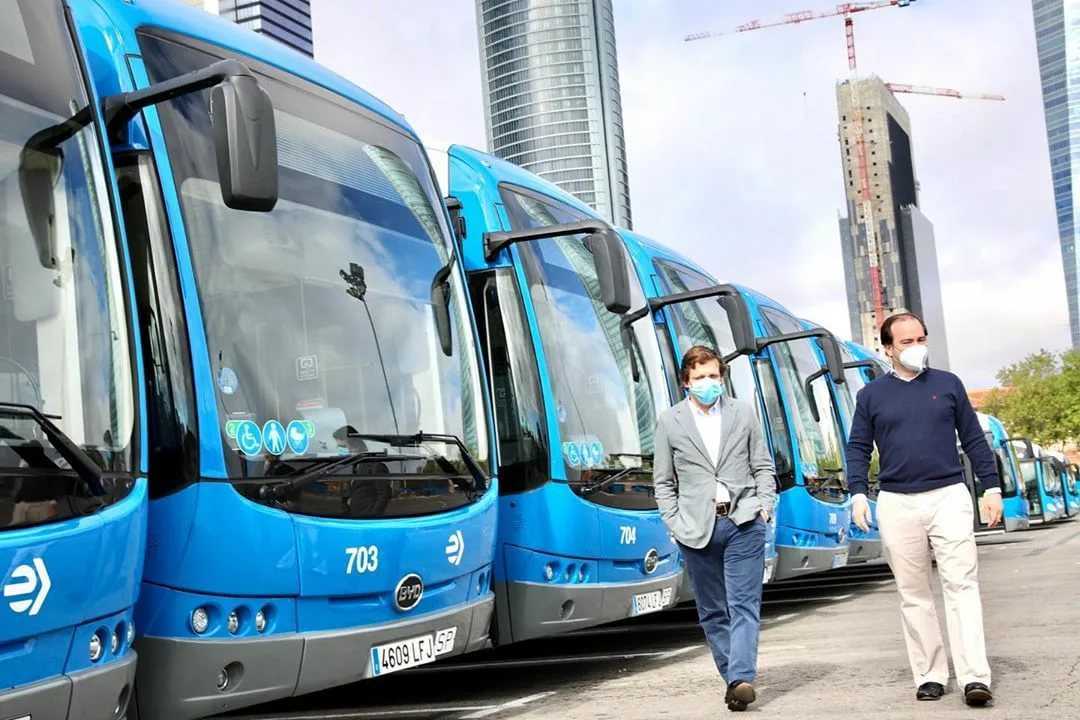 Такси можно без труда взять у отелей, станций и в аэропортах. Их также можно ловить на перекрестках, кроме ряда мест (таких, как Гинза), где такси останавливаются только на стоянках. Машины обычно имеют ярко-желтый или зеленый цвет, оснащены маячком на кр