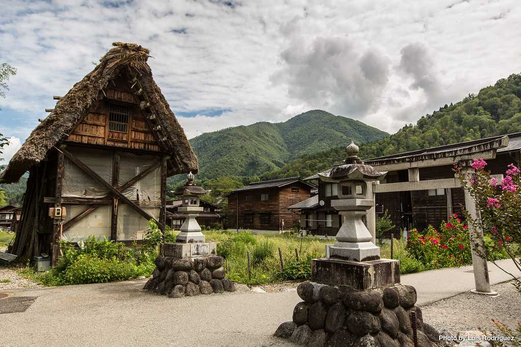 Japanese village. Тояма Япония поселок. Деревня Хида Японии. Горы Хида Япония архитектура. Древняя Япония деревня.