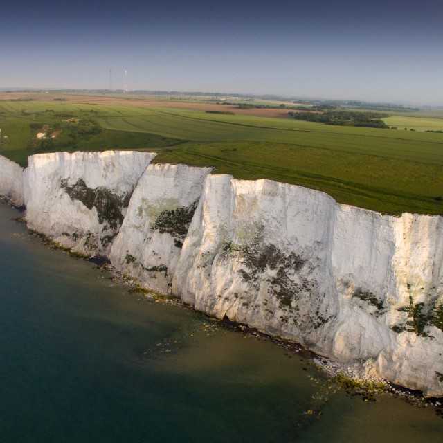 Белые скалы Дувра в Англии. Меловые скалы Дувра. Дуврский барраж. Ирис Cliffs of Dover.