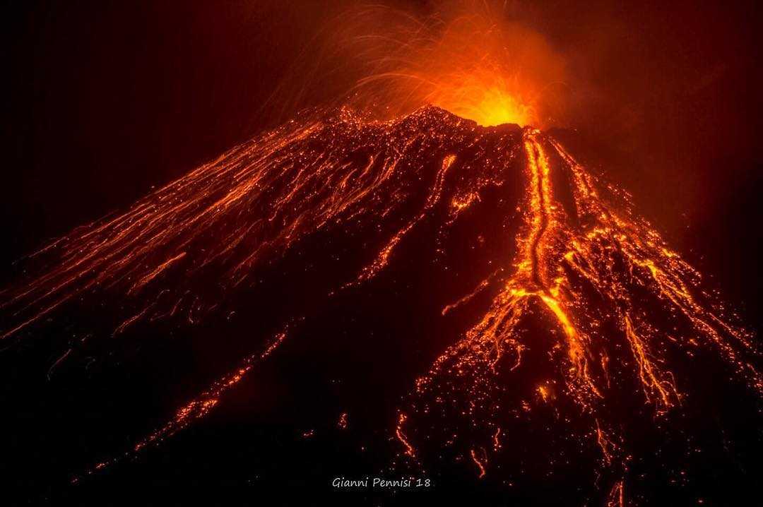 В каких странах крупные вулканы. Вулкан Этна действующий. Самый высокий действующий вулкан Этна. Вулкан Килиманджаро извержение.