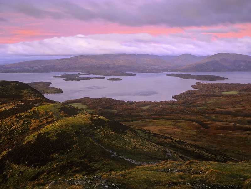 Лох из шотландии. Лох ломонд Шотландия. Loch Lomond озеро. Шотландия озеро лох ломонд каноэ. Шотландия озеро лох ломонд лодки.