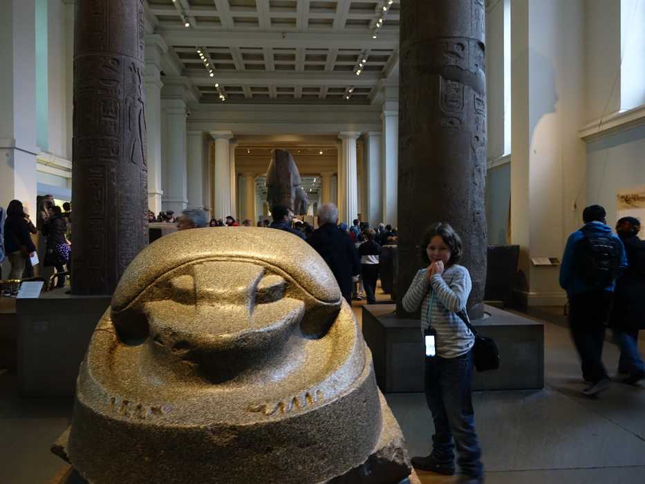 Увидеть в музее. Британский национальный музей (British Museum). Архитектор Роберт Смерк.. Британский музей в Лондоне экспонаты. Стела Перибсена британский музей. Археологический музей в Лондоне.