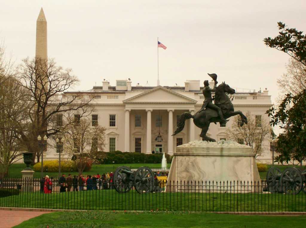 Новости вашингтона. США белый дом Джордж Вашингтон. Памятник перед белым домом в Вашингтоне. Памятник в белом доме США. Бюст Джорджа Вашингтона белый дом.