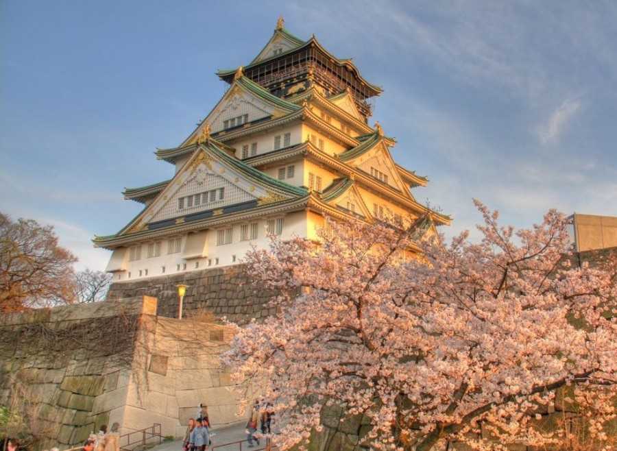 Великолепный замок осака в японии