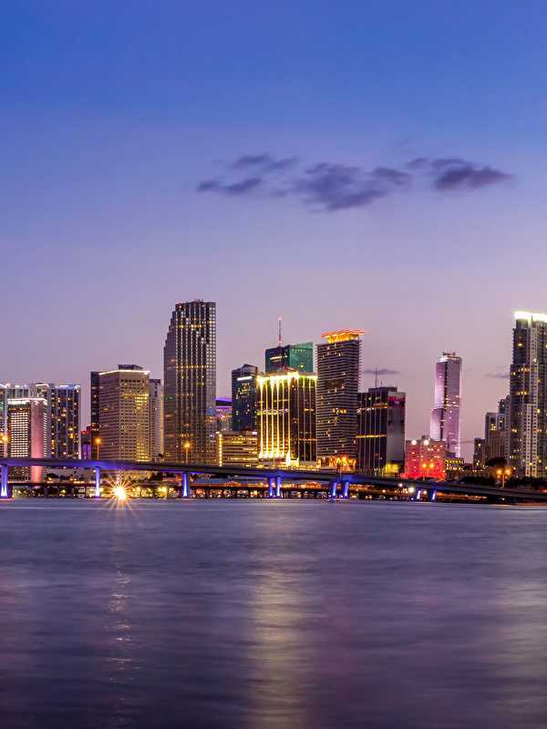Майами — популярный курорт в США, штат Флорида. Это крупный, расползшийся в стороны город с пригородами Корал-Гейблс и Кокосовая роща и районами Маленькая Гавана и Маленький Гаити.