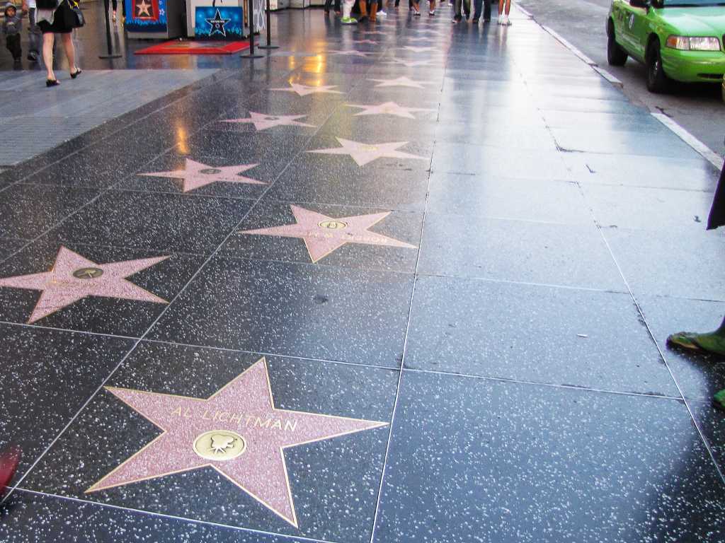 Какие звезды на аллее славы. Голливудская «аллея славы» Лос-Анджелес. Лос Анджелес Голливуд аллея славы. Лос Анджелес Звездная аллея. Звезды на голливудской аллее славы.